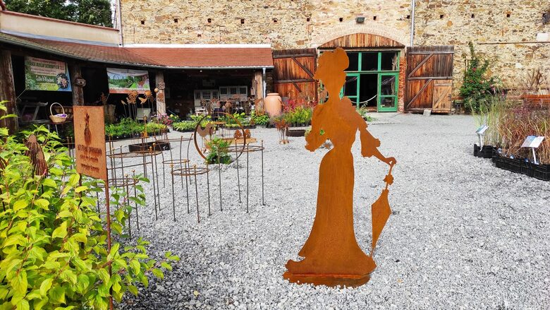 DAMA - sodo dekoracija iš sendinto metalo